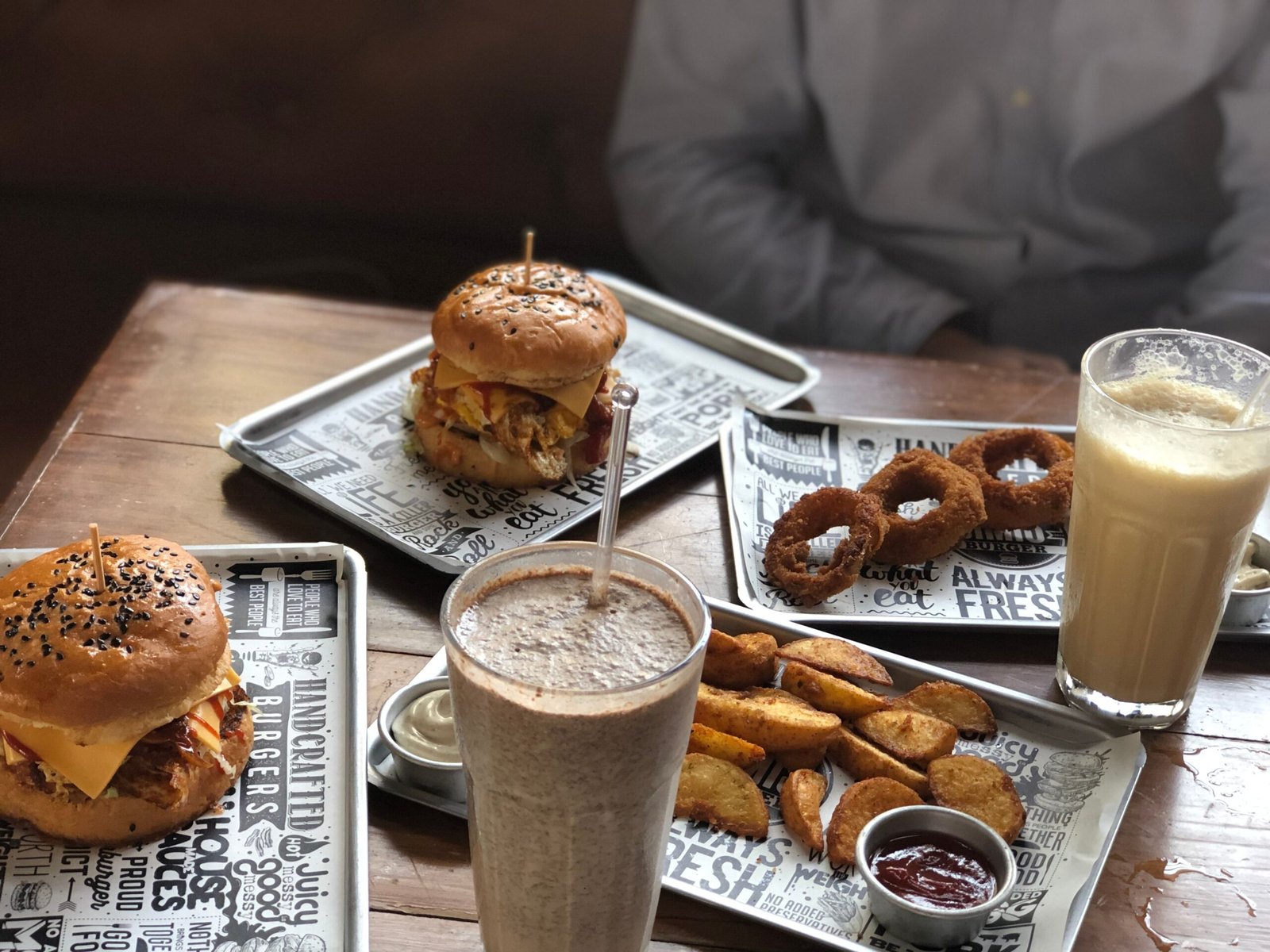 What to Drink with a Burger: The Complete Pairing Guide from Milkshakes to Pinot Noir